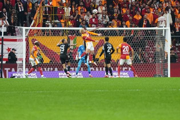 ISTANBUL, TURKEY - OCTOBER 4: Victor Osimhen (45) , Baris Alper Yilmaz , Ilkay Gundogan (20) of Galatasaray SK and Tiago Djalo (35) , Goalkeeper Mert Gunok of Besiktas JK battle for the ball during the Trendyol Turkish Super League match between Galatasaray SK and Besiktas JK at Rams Park Stadium on October 4, 2025 in Istanbul, Turkey. (Photo by Seskimphoto ) Galatasaray v Besiktas - Trendyol Turkish Super League 
