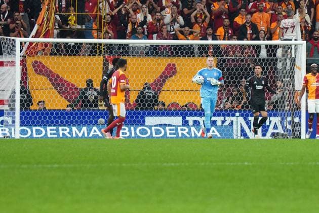 ISTANBUL, TURKEY - OCTOBER 4: Goalkeeper Mert Gunok of Besiktas JK during the Trendyol Turkish Super League match between Galatasaray SK and Besiktas JK at Rams Park Stadium on October 4, 2025 in Istanbul, Turkey. (Photo by Seskimphoto ) Galatasaray v Besiktas - Trendyol Turkish Super League 