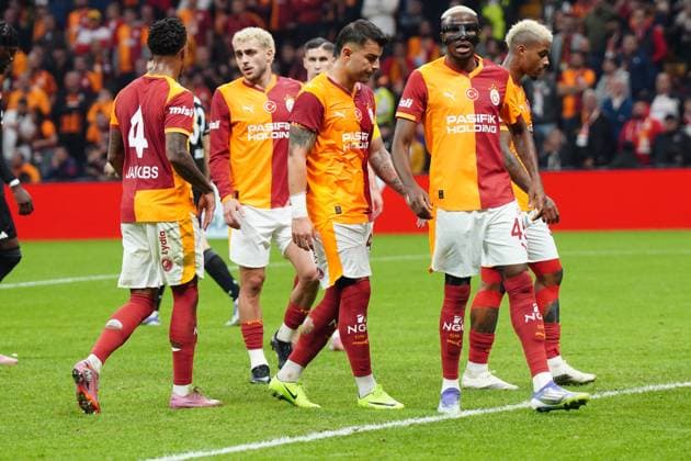 ISTANBUL, TURKEY - OCTOBER 4: Ismail Jacobs (4) , Baris Alper Yilmaz , Abdulkerim Bardakci , Victor Osimhen (45) and Mario Lemina (R) of Galatasaray SK reacts during the Trendyol Turkish Super League match between Galatasaray SK and Besiktas JK at Rams Park Stadium on October 4, 2025 in Istanbul, Turkey. (Photo by Seskimphoto ) Galatasaray v Besiktas - Trendyol Turkish Super League 