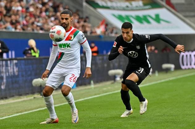 GER, Bayern, Augsburg, Fußball, FC Augsburg VfL Wolfsburg, in der WWK Arena, Augsburg, 6 Spieltag, 04 10 25, v l Elias Saad FC Augsburg, 26 , Adam Daghim VfL Wolfsburg, 11 , Hohe Ballannahme, Stuermer wird bedrängt DFL DFB regulations prohibit any use of photographs as image sequences and or quasi video, Copyright: HMB-Media MichaelxNibel
