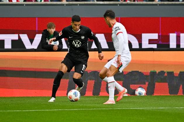 GER, Bayern, Augsburg, Fußball, FC Augsburg VfL Wolfsburg, in der WWK Arena, Augsburg, 6 Spieltag, 04 10 25, v l Adam Daghim VfL Wolfsburg, 11 , Dimitrios Giannoulis FC Augsburg, 13 , im Zweikampf DFL DFB regulations prohibit any use of photographs as image sequences and or quasi video, Copyright: HMB-Media MichaelxNibel
