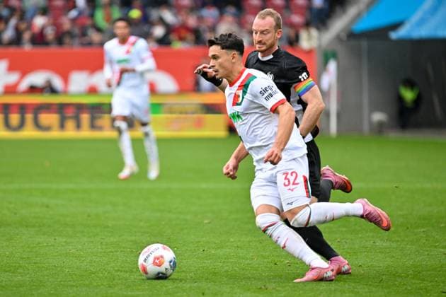 GER, Bayern, Augsburg, Fußball, FC Augsburg VfL Wolfsburg, in der WWK Arena, Augsburg, 6 Spieltag, 04 10 25, v l Fabian Rieder FC Augsburg, 32 , Maximilian Arnold VfL Wolfsburg, 27 , im Zweikampf um den Ball DFL DFB regulations prohibit any use of photographs as image sequences and or quasi video, Copyright: HMB-Media MichaelxNibel