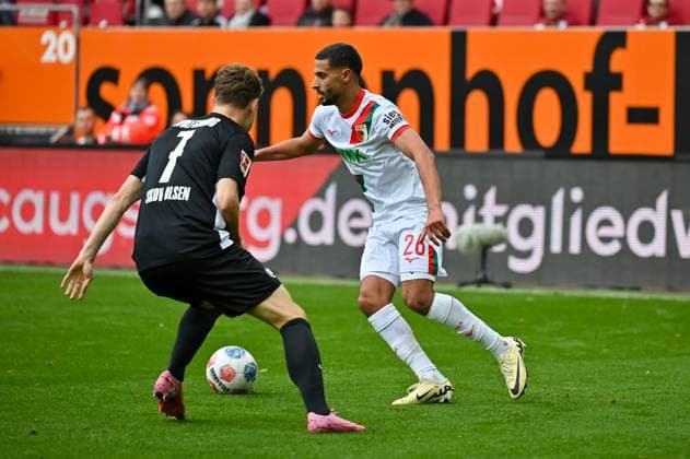 GER, Bayern, Augsburg, Fußball, FC Augsburg VfL Wolfsburg, in der WWK Arena, Augsburg, 6 Spieltag, 04 10 25, v l Andreas Skov Olsen VfL Wolfsburg, 7 , Elias Saad FC Augsburg, 26 , im Zweikampf, Angriff DFL DFB regulations prohibit any use of photographs as image sequences and or quasi video, Copyright: HMB-Media MichaelxNibel