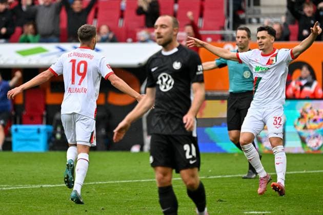 GER, Bayern, Augsburg, Fußball, FC Augsburg VfL Wolfsburg, in der WWK Arena, Augsburg, 6 Spieltag, 04 10 25, v l Robin Fellhauer FC Augsburg, 19 , Christian Eriksen VfL Wolfsburg, 24 , Fabian Rieder FC Augsburg, 32 , Torjubel, Freude, Emotionen, Jubel, Feiern, Frust, Trauer DFL DFB regulations prohibit any use of photographs as image sequences and or quasi video, Copyright: HMB-Media MichaelxNibel