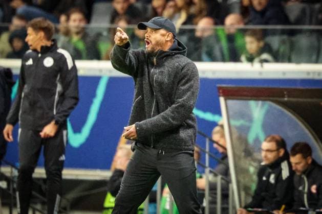 Head coach Vincent Kompany FC Bayern Muenchen gesticulates, gives instructions, Eintracht Frankfurt vs FC Bayern Muenchen, DFL, Bundesliga, Saison 2025 2026, Deutsche Bank Park, Hinrunde, 6 Spieltag, 04 10 2025 DFB regulations prohibit any use of photographs as image sequences and or quasi video Frankfurt Hessen Germany Copyright: xkolbert-press MartinxAgüerax