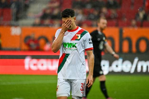 GER, Bayern, Augsburg, Fußball, FC Augsburg VfL Wolfsburg, in der WWK Arena, Augsburg, 6 Spieltag, 04 10 25, v l Fabian Rieder FC Augsburg, 32 , im Portait, Frust, Hand vor dem Gesicht DFL DFB regulations prohibit any use of photographs as image sequences and or quasi video, Copyright: HMB-Media MichaelxNibel