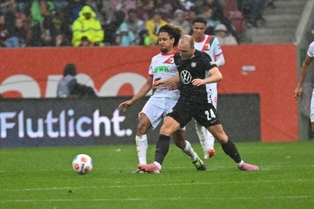GER, Bayern, Augsburg, Fußball, FC Augsburg VfL Wolfsburg, in der WWK Arena, Augsburg, 6 Spieltag, 04 10 25, v l Han Noah Massengo FC Augsburg, 4 , Christian Eriksen VfL Wolfsburg, 24 , im Zweikampf um den Ball DFL DFB regulations prohibit any use of photographs as image sequences and or quasi video, Copyright: HMB-Media MichaelxNibel