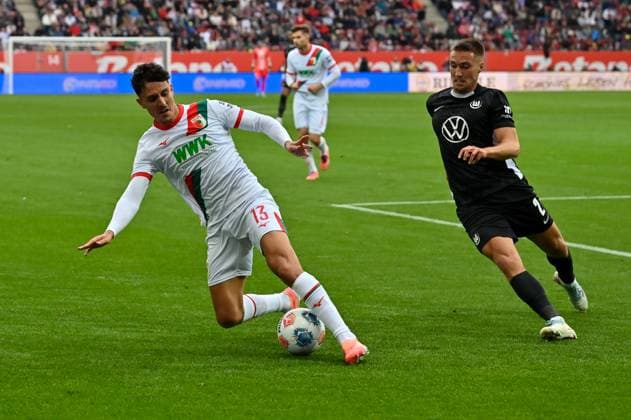 GER, Bayern, Augsburg, Fußball, FC Augsburg VfL Wolfsburg, in der WWK Arena, Augsburg, 6 Spieltag, 04 10 25, v l Dimitrios Giannoulis FC Augsburg, 13 , Kilian Fischer VfL Wolfsburg, 2 , im Zweikampf, Angriff DFL DFB regulations prohibit any use of photographs as image sequences and or quasi video, Copyright: HMB-Media MichaelxNibel