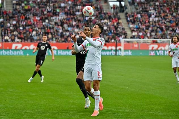 GER, Bayern, Augsburg, Fußball, FC Augsburg VfL Wolfsburg, in der WWK Arena, Augsburg, 6 Spieltag, 04 10 25, v l Moritz Jenz VfL Wolfsburg, 15 , Dimitrios Giannoulis FC Augsburg, 13 , High ball, header, duel DFL DFB regulations prohibit any use of photographs as image sequences and or quasi video, Copyright: HMB-Media MichaelxNibel