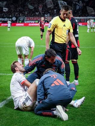 Harry Kane 9 FC Bayern Muenchen is in pain, receives treatment after a collision with Frankfurt keeper Santos, Referee Referee Daniel Siebert looks on, Eintracht Frankfurt vs FC Bayern Muenchen, DFL, Bundesliga, Season 2025 2026, Deutsche Bank Park, Hinrunde, 6 Spieltag, 04 10 2025 DFB regulations prohibit any use of photographs as image sequences and or quasi video Frankfurt Hessen Germany Copyright: xkolbert-press MartinxAgüerax