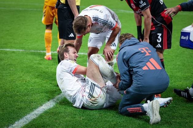 Harry Kane 9 FC Bayern Muenchen with his face contorted in pain, being treated after a collision with Frankfurt keeper Santos, with Joshua Kimmich 6 FC Bayern Muenchen , Eintracht Frankfurt vs FC Bayern Muenchen, DFL, Bundesliga, Saison 2025 2026, Deutsche Bank Park, Hinrunde, 6 Spieltag, 04 10 2025 DFB regulations prohibit any use of photographs as image sequences and or quasi video Frankfurt Hessen Germany Copyright: xkolbert-press MartinxAgüerax