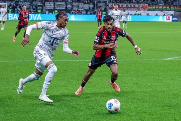Michael Olise 17 FC Bayern Muenchen in action with Nathaniel Brown 21 Eintracht Frankfurt , Eintracht Frankfurt vs FC Bayern Muenchen, DFL, Bundesliga, Saison 2025 2026, Deutsche Bank Park, Hinrunde, 6 Spieltag, 04 10 2025 DFB regulations prohibit any use of photographs as image sequences and or quasi video Frankfurt Hessen Germany Copyright: xkolbert-press MartinxAgüerax