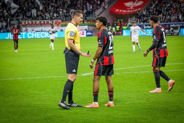 Referee Daniel Siebert in conversation with Nathaniel Brown 21 Eintracht Frankfurt , Eintracht Frankfurt vs FC Bayern Muenchen, DFL, Bundesliga, Saison 2025 2026, Deutsche Bank Park, Hinrunde, 6 Spieltag, 04 10 2025 DFB regulations prohibit any use of photographs as image sequences and or quasi video Frankfurt Hessen Germany Copyright: xkolbert-press MartinxAgüerax