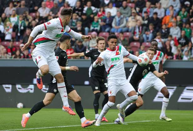04 10 2025, 1 Bundesliga , FC Augsburg vs VfL Wolfsburg, WWK Arena Augsburg , Soccer, Sports, in the picture Elvis Rexhbecaj FC Augsburg , Noahkai Banks FC Augsburg to 1 0