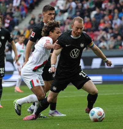 04 10 2025, 1 Bundesliga , FC Augsburg vs VfL Wolfsburg, WWK Arena Augsburg , Soccer, Sports, in the picture Han Noah Massengo FC Augsburg vs Maximilian Arnold VfL Wolfsburg