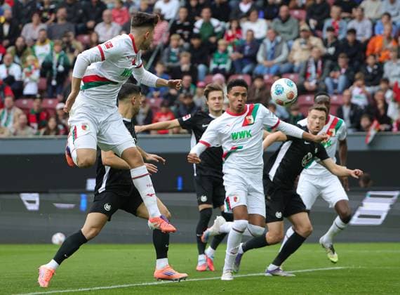 04 10 2025, 1 Bundesliga , FC Augsburg vs VfL Wolfsburg, WWK Arena Augsburg , Soccer, Sports, in the picture Elvis Rexhbecaj FC Augsburg , Noahkai Banks FC Augsburg to 1 0