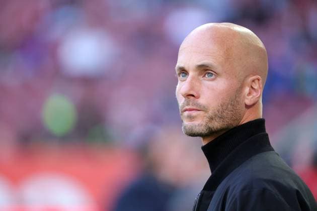 04 10 2025, 1 Bundesliga , FC Augsburg vs VfL Wolfsburg, WWK Arena Augsburg , Soccer, Sports, in the picture Paul Simonis VfL Wolfsburg