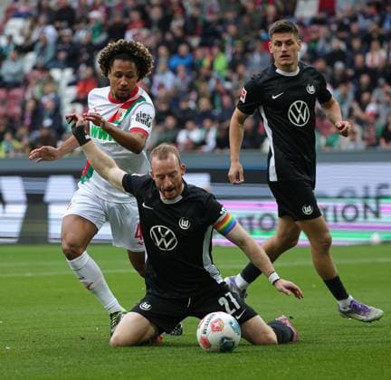 04 10 2025, 1 Bundesliga , FC Augsburg vs VfL Wolfsburg, WWK Arena Augsburg , Soccer, Sports, in the picture Han Noah Massengo FC Augsburg fault Maximilian Arnold VfL Wolfsburg , Joakim Maehle VfL Wolfsburg looks on
