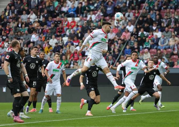 04 10 2025, 1 Bundesliga , FC Augsburg vs VfL Wolfsburg, WWK Arena Augsburg , Soccer, Sports, in the picture Elvis Rexhbecaj FC Augsburg , Noahkai Banks FC Augsburg to 1 0
