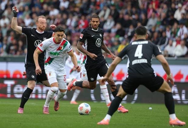 04 10 2025, 1 Bundesliga , FC Augsburg vs VfL Wolfsburg, WWK Arena Augsburg , Soccer, Sports, in the picture Maximilian Arnold VfL Wolfsburg , Fabian Rieder FC Augsburg , Vini Souza VfL Wolfsburg , Konstantinos Koulierakis VfL Wolfsburg