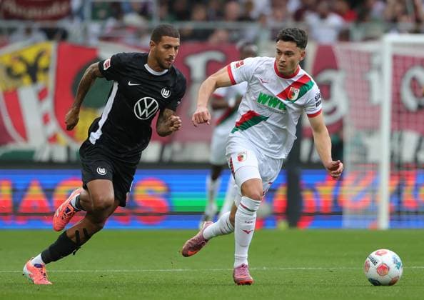 04 10 2025, 1 Bundesliga , FC Augsburg vs VfL Wolfsburg, WWK Arena Augsburg , Soccer, Sports, in the picture Vini Souza VfL Wolfsburg vs Fabian Rieder FC Augsburg