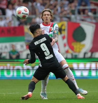 04 10 2025, 1 Bundesliga , FC Augsburg vs VfL Wolfsburg, WWK Arena Augsburg , Soccer, Sports, in the picture Mohamed Amoura VfL Wolfsburg vs Kristijan Jakic FC Augsburg