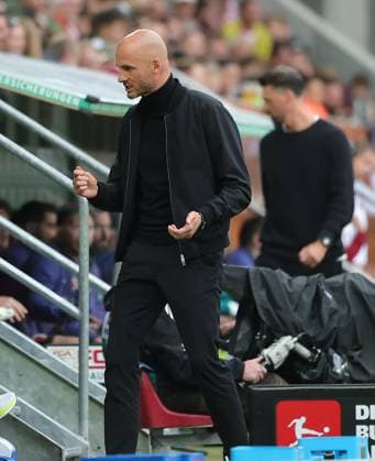 04 10 2025, 1 Bundesliga , FC Augsburg vs VfL Wolfsburg, WWK Arena Augsburg , Soccer, Sports, in the picture Paul Simonis VfL Wolfsburg doesnt understand the world anymore