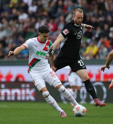 04 10 2025, 1 Bundesliga , FC Augsburg vs VfL Wolfsburg, WWK Arena Augsburg , Soccer, Sports, in the picture Fabian Rieder FC Augsburg vs Maximilian Arnold VfL Wolfsburg