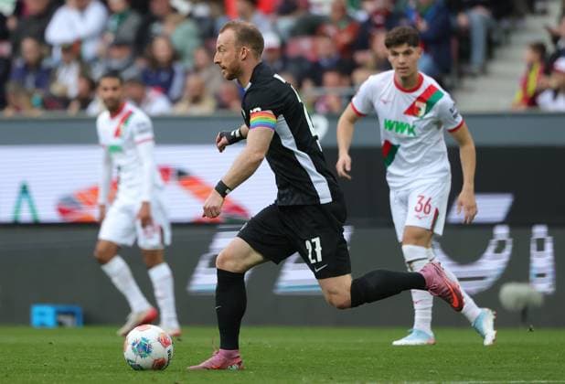 04 10 2025, 1 Bundesliga , FC Augsburg vs VfL Wolfsburg, WWK Arena Augsburg , Soccer, Sports, in the picture Maximilian Arnold VfL Wolfsburg vs Mert Koemuer FC Augsburg