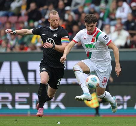 04 10 2025, 1 Bundesliga , FC Augsburg vs VfL Wolfsburg, WWK Arena Augsburg , Soccer, Sports, in the picture Maximilian Arnold VfL Wolfsburg vs Mert Koemuer FC Augsburg