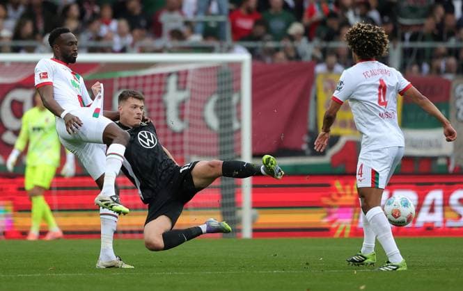 04 10 2025, 1 Bundesliga , FC Augsburg vs VfL Wolfsburg, WWK Arena Augsburg , Soccer, Sports, in the picture Chrislain Matsima FC Augsburg vs Dzenan Pejcinovic VfL Wolfsburg , Han Noah Massengo FC Augsburg