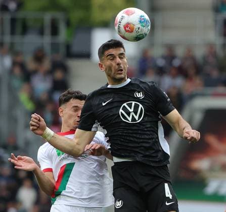 04 10 2025, 1 Bundesliga , FC Augsburg vs VfL Wolfsburg, WWK Arena Augsburg , Soccer, Sports, in the picture Fabian Rieder FC Augsburg vs Konstantinos Koulierakis VfL Wolfsburg