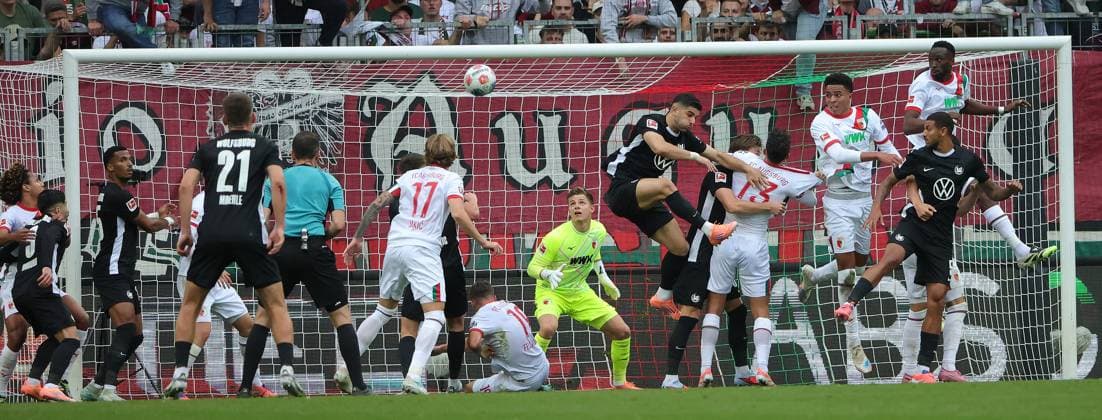 04 10 2025, 1 Bundesliga , FC Augsburg vs VfL Wolfsburg, WWK Arena Augsburg , Soccer, Sports, in the picture danger in front of the Augsburg goal