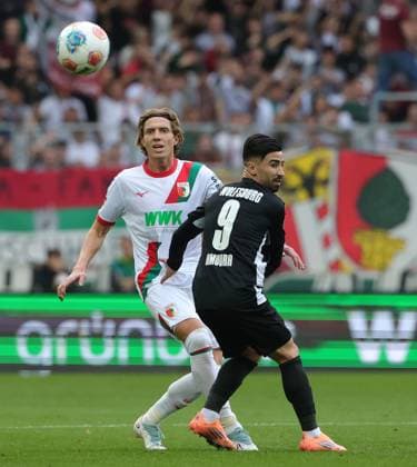 04 10 2025, 1 Bundesliga , FC Augsburg vs VfL Wolfsburg, WWK Arena Augsburg , Soccer, Sports, in the picture Kristijan Jakic FC Augsburg vs Mohamed Amoura VfL Wolfsburg