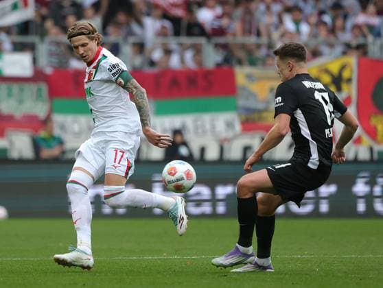 04 10 2025, 1 Bundesliga , FC Augsburg vs VfL Wolfsburg, WWK Arena Augsburg , Soccer, Sports, in the picture Kristijan Jakic FC Augsburg vs Dzenan Pejcinovic VfL Wolfsburg