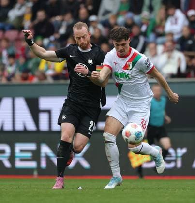 04 10 2025, 1 Bundesliga , FC Augsburg vs VfL Wolfsburg, WWK Arena Augsburg , Soccer, Sports, in the picture Maximilian Arnold VfL Wolfsburg vs Mert Koemuer FC Augsburg