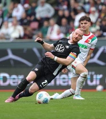 04 10 2025, 1 Bundesliga , FC Augsburg vs VfL Wolfsburg, WWK Arena Augsburg , Soccer, Sports, in the picture Maximilian Arnold VfL Wolfsburg vs Mert Koemuer FC Augsburg