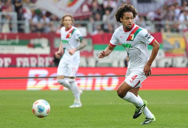 04 10 2025, 1 Bundesliga , FC Augsburg vs VfL Wolfsburg, WWK Arena Augsburg , Soccer, Sports, in the picture Kristijan Jakic FC Augsburg and Han Noah Massengo FC Augsburg
