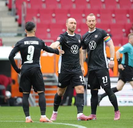 04 10 2025, 1 Bundesliga , FC Augsburg vs VfL Wolfsburg, WWK Arena Augsburg , Soccer, Sports, in the picture Mohamed Amoura VfL Wolfsburg , Christian Eriksen VfL Wolfsburg and Maximilian Arnold VfL Wolfsburg