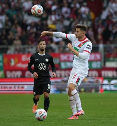 04 10 2025, 1 Bundesliga , FC Augsburg vs VfL Wolfsburg, WWK Arena Augsburg , Soccer, Sports, in the picture Surprisingly comes a 2 times on the field, Mohamed Amoura VfL Wolfsburg and Elvis Rexhbecaj FC Augsburg