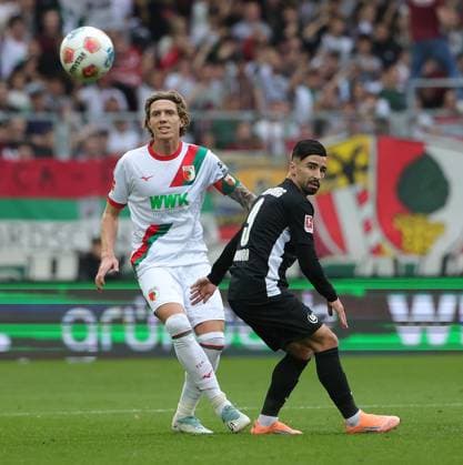 04 10 2025, 1 Bundesliga , FC Augsburg vs VfL Wolfsburg, WWK Arena Augsburg , Soccer, Sports, in the picture Kristijan Jakic FC Augsburg vs Mohamed Amoura VfL Wolfsburg