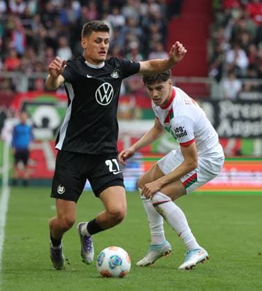 04 10 2025, 1 Bundesliga , FC Augsburg vs VfL Wolfsburg, WWK Arena Augsburg , Soccer, Sports, in the picture Joakim Maehle VfL Wolfsburg vs Mert Koemuer FC Augsburg