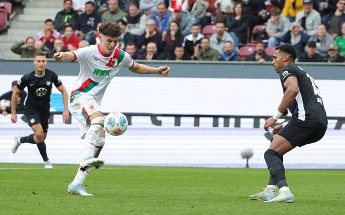 04 10 2025, 1 Bundesliga , FC Augsburg vs VfL Wolfsburg, WWK Arena Augsburg , Soccer, Sports, in the picture Mert Koemuer FC Augsburg vs Moritz Jens VfL Wolfsburg
