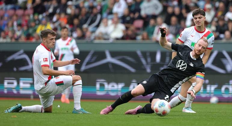 04 10 2025, 1 Bundesliga , FC Augsburg vs VfL Wolfsburg, WWK Arena Augsburg , Soccer, Sports, in the picture Robin Fellhauer FC Augsburg , fault Maximilian Arnold VfL Wolfsburg , Mert Koemuer FC Augsburg