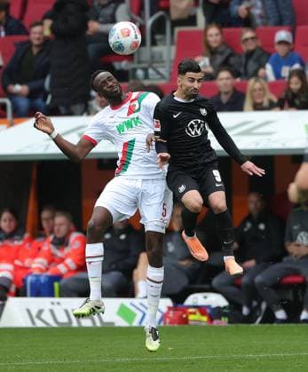 04 10 2025, 1 Bundesliga , FC Augsburg vs VfL Wolfsburg, WWK Arena Augsburg , Soccer, Sports, in the picture Chrislain Matsima FC Augsburg vs Samuel Essende FC Augsburg