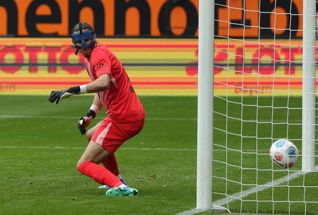 04 10 2025, 1 Bundesliga , FC Augsburg vs VfL Wolfsburg, WWK Arena Augsburg , Soccer, Sports, in the picture Kamil Grabara VfL Wolfsburg scores 2 0