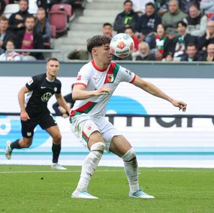 04 10 2025, 1 Bundesliga , FC Augsburg vs VfL Wolfsburg, WWK Arena Augsburg , Soccer, Sports, in the picture Mert Koemuer FC Augsburg