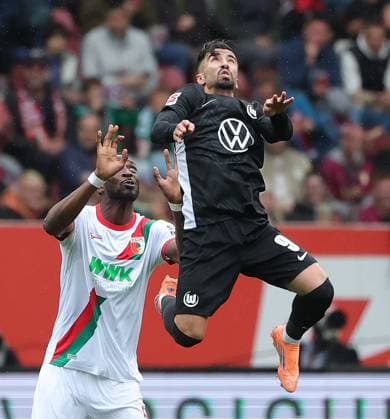 04 10 2025, 1 Bundesliga , FC Augsburg vs VfL Wolfsburg, WWK Arena Augsburg , Soccer, Sports, in the picture Chrislain Matsima FC Augsburg vs Mohamed Amoura VfL Wolfsburg