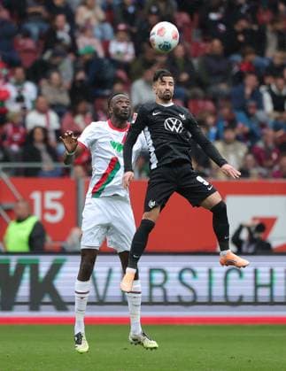 04 10 2025, 1 Bundesliga , FC Augsburg vs VfL Wolfsburg, WWK Arena Augsburg , Soccer, Sports, in the picture Chrislain Matsima FC Augsburg vs Mohamed Amoura VfL Wolfsburg
