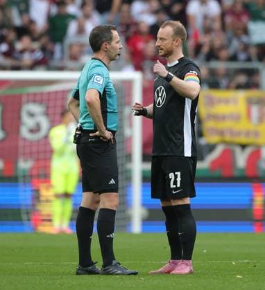 04 10 2025, 1 Bundesliga , FC Augsburg vs VfL Wolfsburg, WWK Arena Augsburg , Soccer, Sports, in the picture Benjamin Brand in conversation with Maximilian Arnold VfL Wolfsburg